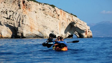 A trip in the blue caves with Kayak